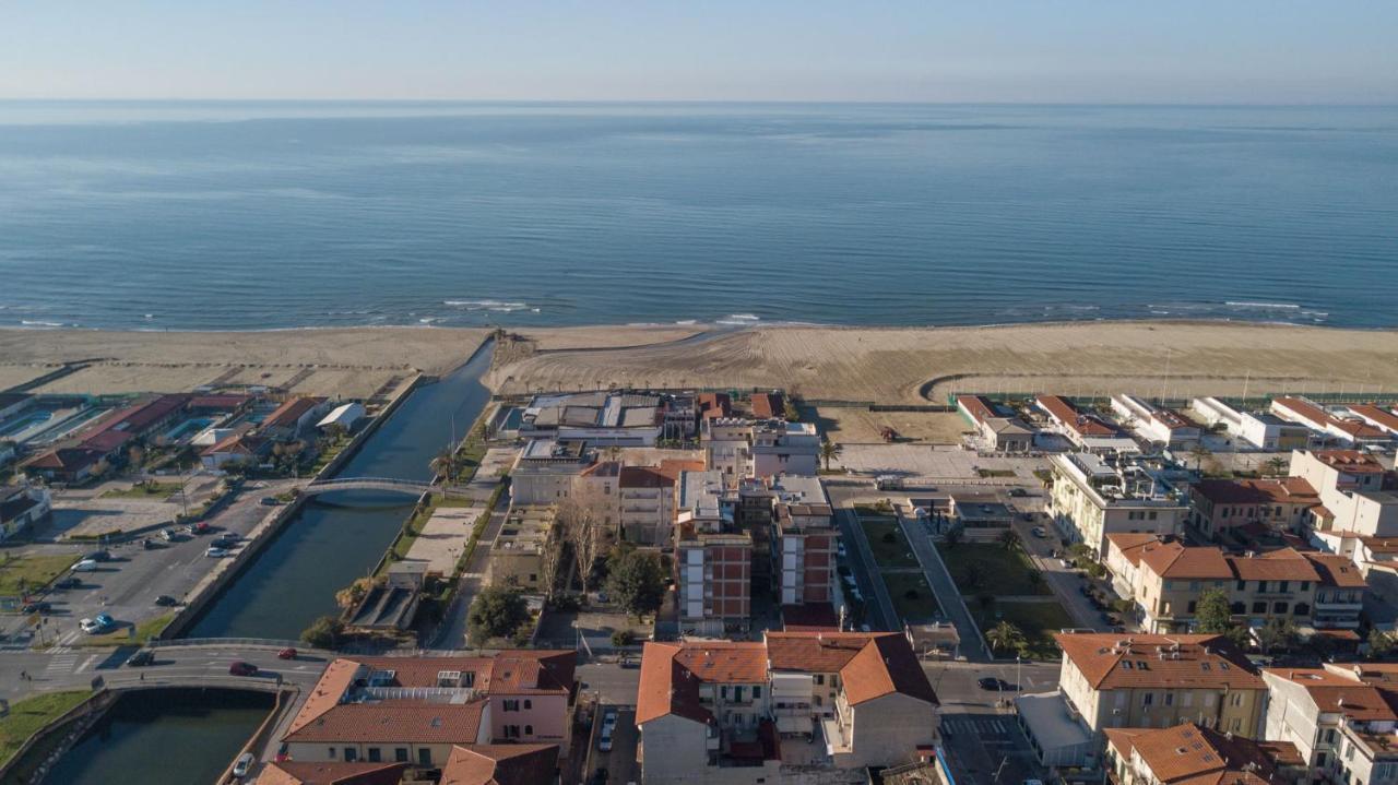"Libeccio Apartment" Fronte Mare Con Garage Privato Lido di Camaiore Dış mekan fotoğraf